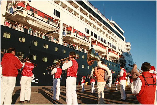 Arriba al puerto el crucero Statendam